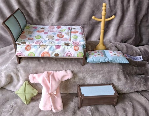 Fisher Price Loving Family Dormitorio Muebles Cama Almohadas Bata Perchero - Imagen 3 de 16