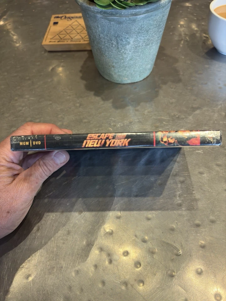 Escape From New York DVD 1981 Kurt Russell, Adrienne Barbeau, Isaac Hayes - Epic - Image 4 of 4