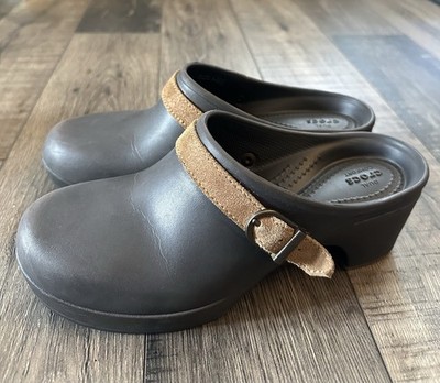 Crocs Womens Brown Sarah Clog Mules Dual Comfort Platform Suede Strap Size 7