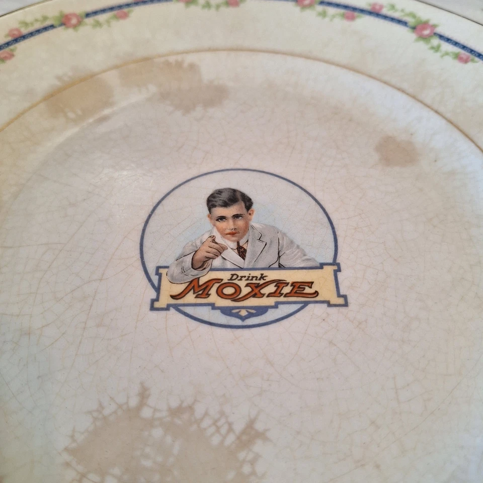 Juego De Colección De 2 Platos Publicitarios Moxie 9.5 y 8.5 Pulgadas Con El Hombre Moxie Foto 4 de 4