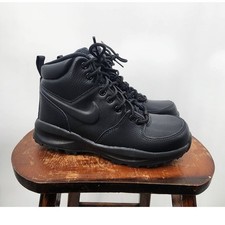 Botas negras triples Nike Manoa para niño talla 4Y