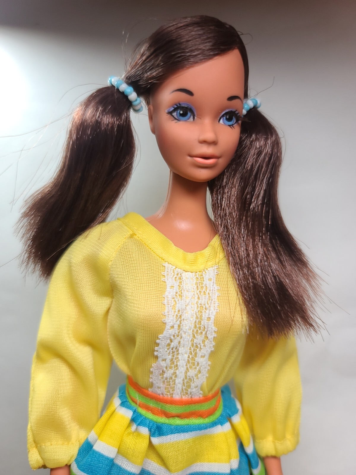 BARBIE STEFIE FACE bras articulés et garde robe 6 tenues OOAK