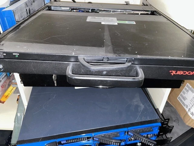 Avocent LCD17-001 17-inch dual rail LCD monitor w integrated keyboard and mouse - Image 2 of 3