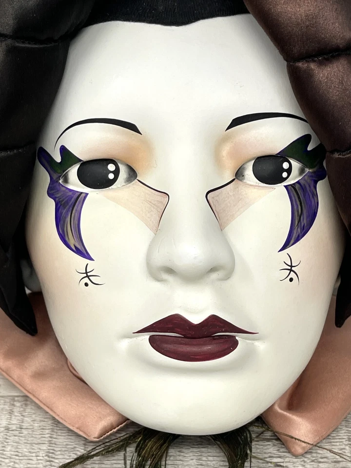 Máscara estilo payaso asiático pintada a mano de porcelana de colección de los años 90 colgante facial o estante Foto 2 de 4