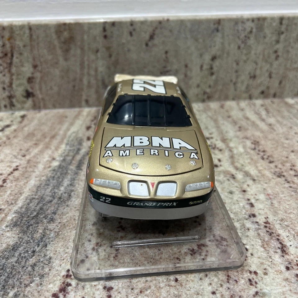 Coche diecast Ward Burton #22 MBNA Gold 1997 Pontiac Grand Prix 1:24 NASCAR Foto 2 de 4