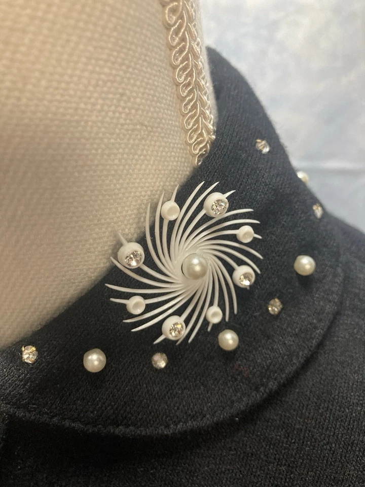 Precioso cárdigan negro vintage para mujer años 60 cuello Peter Pan con detalles intrincados Foto 4 de 4