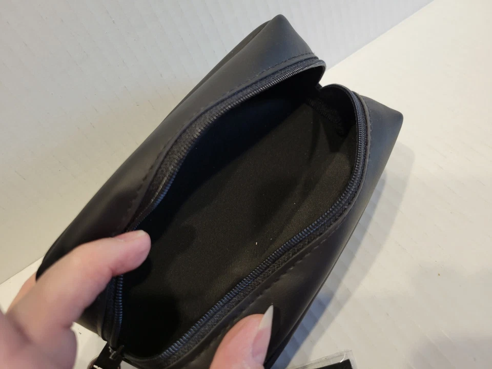 Gafas de sol Vogue × Estuche para gafas de sol Hailey Beiber SOLO con paño para lentes Foto 3 de 3