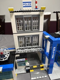 LEGO City Police Station (60047) Complete W/minifigs And Extras Missing 1 Manual