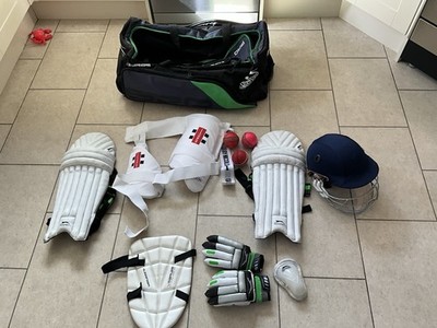 Jungen Junior Cricket Kit Set Slazenger Helmpolster Tasche Handschuhe Bälle Rollentasche