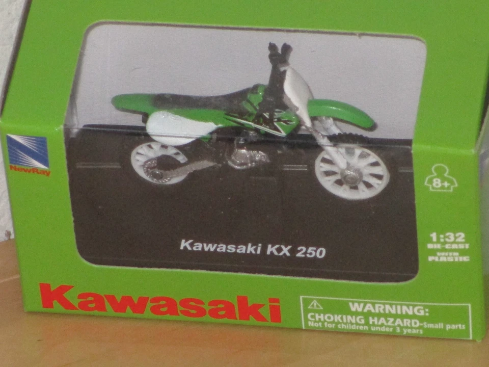 New Ray Lot of 4 Different Motorcycles 1 Yamaha 1 Honda 1 Kawasaki 1 Suzuki New - image 4 of 4