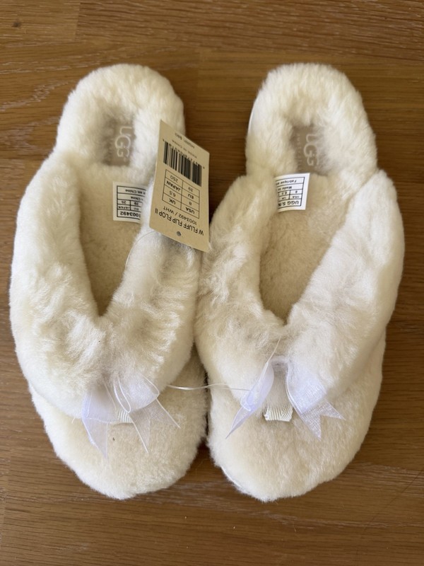 NWT UGG Fluff Flip Flop Slippers Women’s Slip-On Slippers Bow White 8