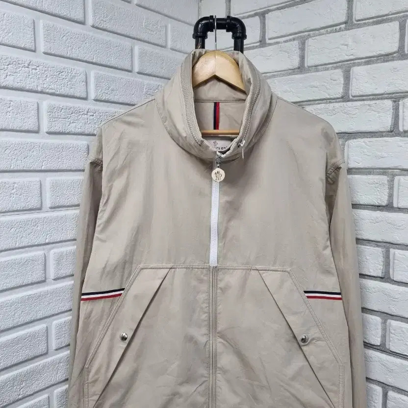Moncler Hoshi Windbreaker Jacket Beige 23 Season Auth Certified thumbnail 5
