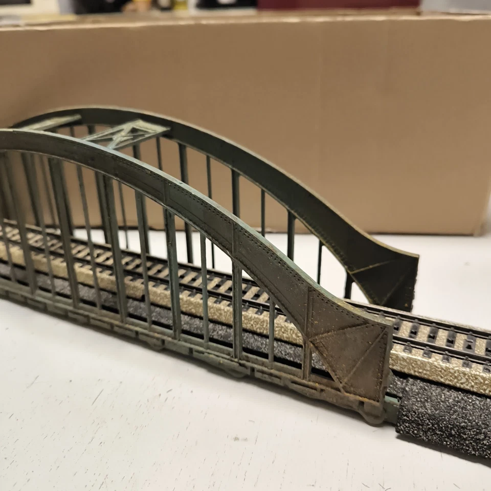 Faller HO Stabbogenbrücke, Bogenbrücke auf Holzgleisbett aus Anlagenrückbau - Bild 2 von 4