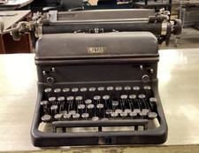 Vintage Royal Manual Typewriter thumbnail