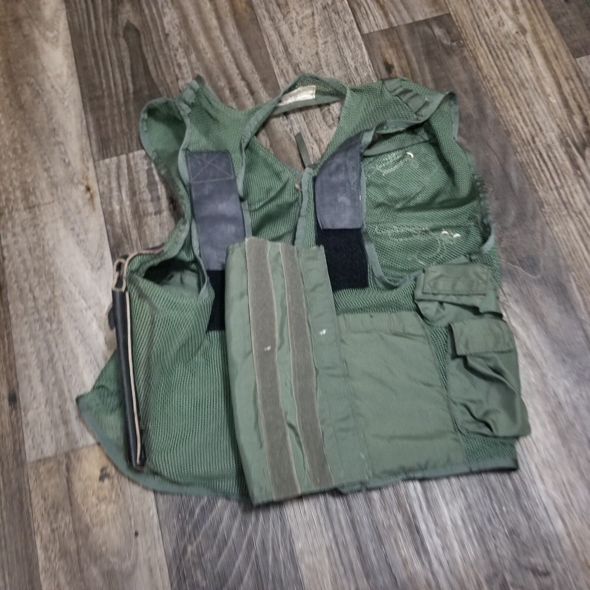 Genuine USAF Green Mesh Net Survival Vest SRU-21/P - Medium Genuine USAF Green Mesh Net Survival Vest SRU-21/P - Medium