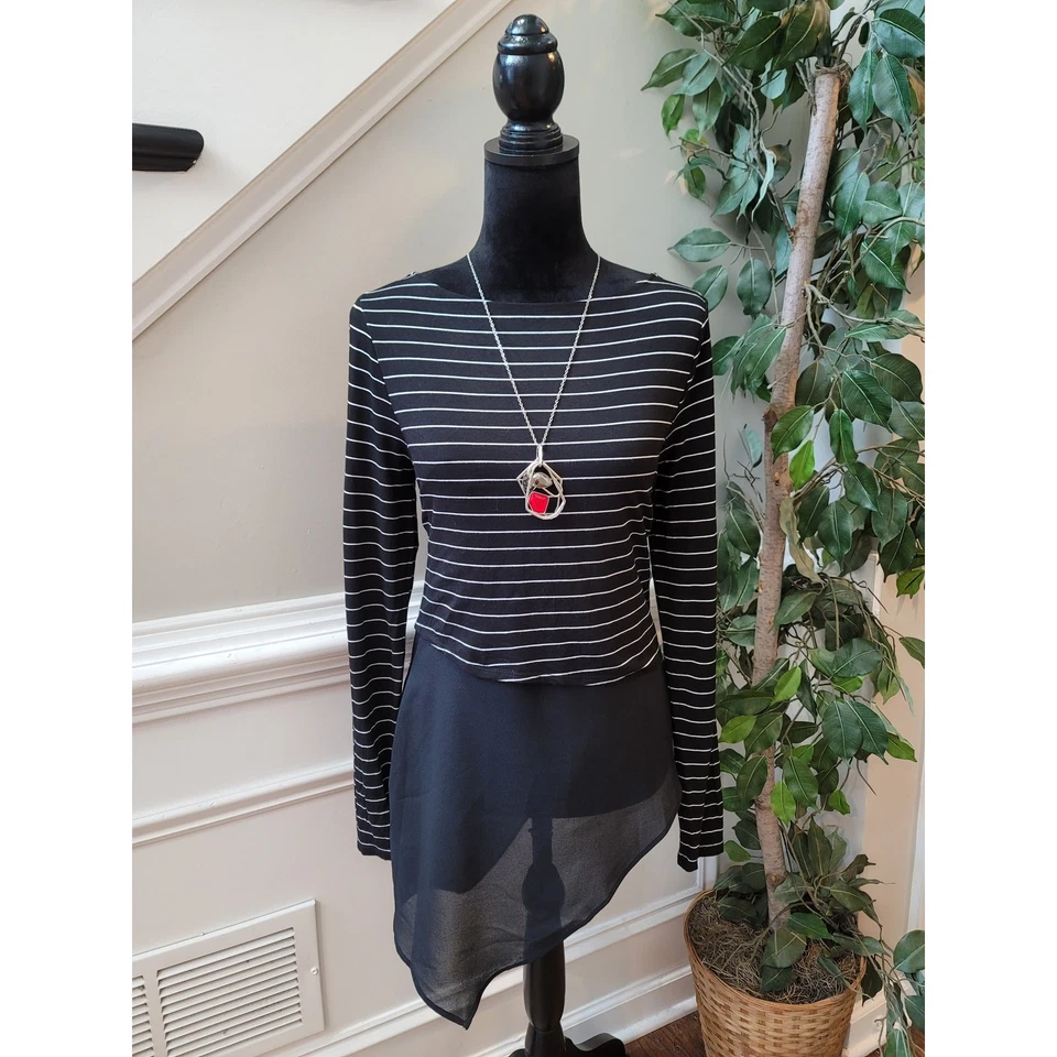 Blusa para mujer Bar III mediana negra blanca a rayas manga larga dobladillo asimétrico Foto 2 de 4