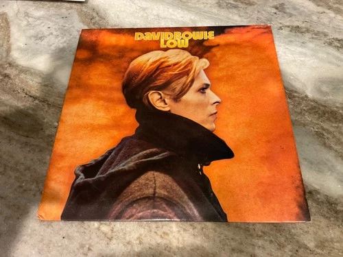 DAVID BOWIE LP LOW  1977  RCA CPL1-2030 VG/VG+ W/Inner & Fan Club Insert.