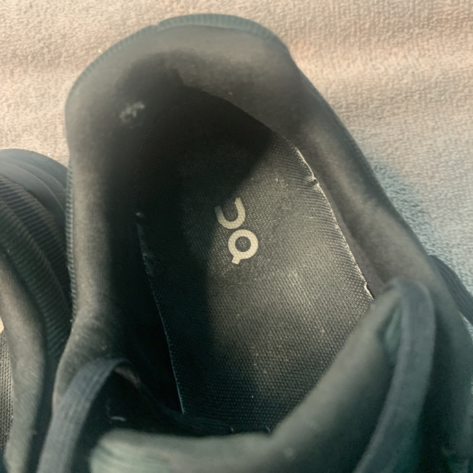 Size 8.5 - On Cloudrunner Black - image 4