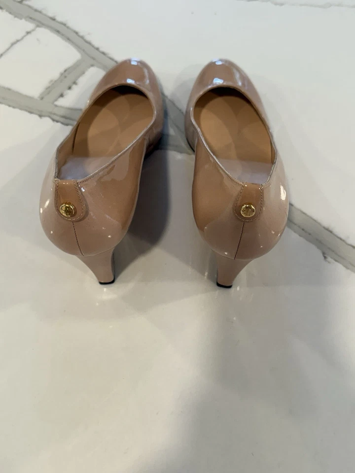 Stuart Weitzman Nude Patent Leather, Round Toe Wedge Size 10 - Image 4 of 4