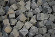 Grigio Gneis-Kleinpflaster 810 allseits gespalten 1 qm (ca.180 kg/qm) 60,55&euro;/m2