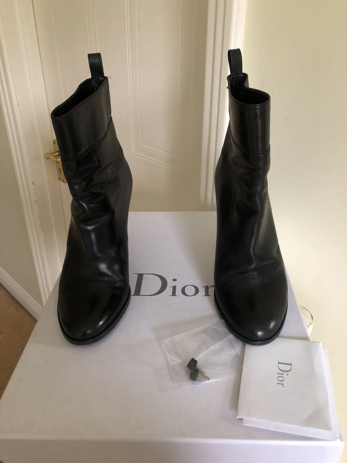 Bottes cheville authentiques en cuir noir Christian Dior avec boîte, sac à poussière et épingle de guérison