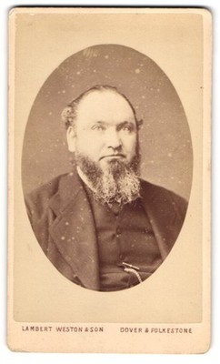 Fotografie Lambert Weston & Son, Dover, englischer Herr im Anzug mit grau melie 