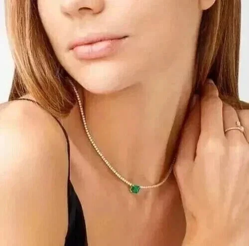 Gargantilla de tenis de diamantes y esmeraldas creadas en laboratorio enchapado en oro blanco de 14 quilates de 16" Foto 4 de 4