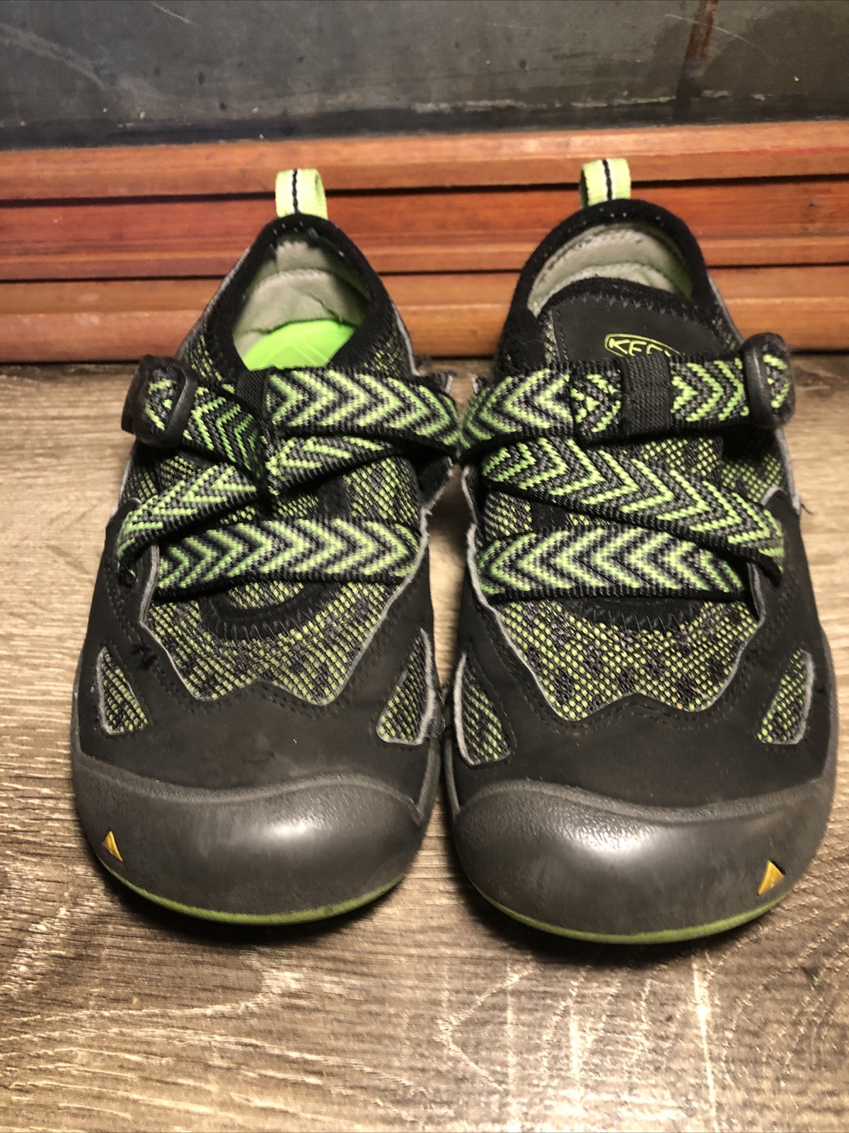 Fibbia all'aperto Keen Komodo Dragon Sport 13 bambino nero verde escursionismo A2