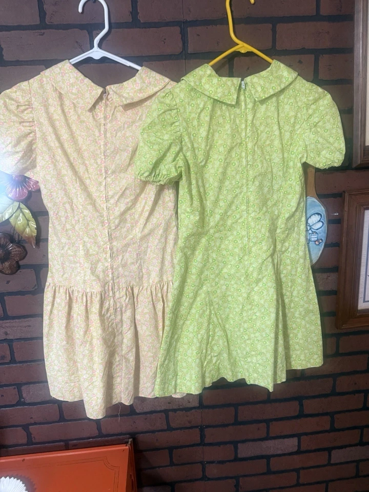 Conjunto De Dos Vestidos Niñas Pequeñas Hechos A Mano Años 70 Floral Cuello Peter Pan De Colección Foto 2 de 4