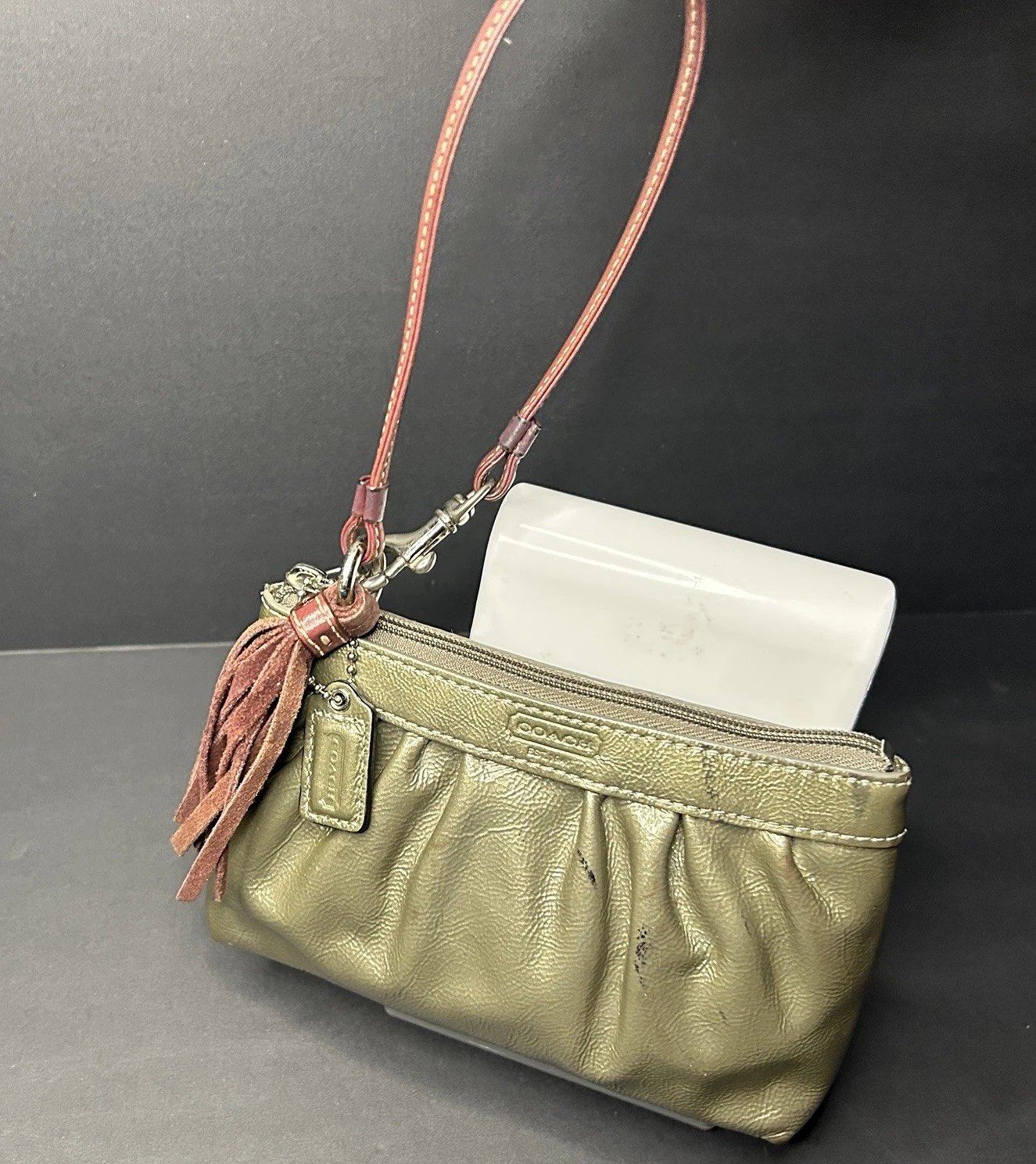Bracciale Coach in pelle verniciata verde muschio oliva plissettato con zip (con cinturino rosso)