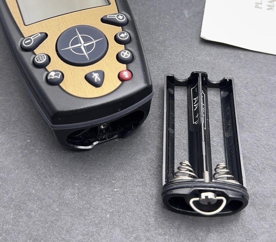 Magellan SporTrak Map Handheld GPS Bundle w/Data Cable, Software, Manual, Case - Image 4 of 4