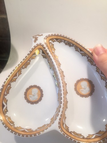 Cameo Brooch Divided Porcelain Dish - Picture 3 of 12