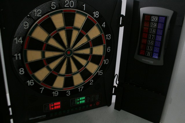 Bullshooter by Arachnid E-bristle Cricketmaxx 3.0 Dartboard Cabinet Set