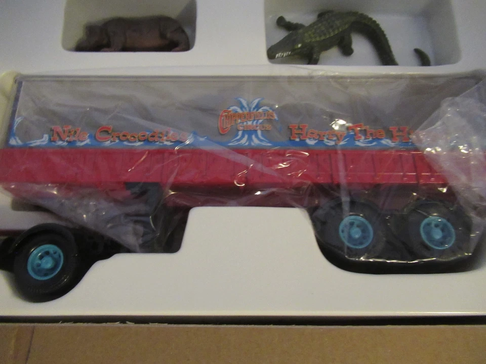 CORGI FODEN S21 ARTIC TANK TRAILER + ANIMALS - CHIPPERFIELDS SCALE 1:50 No 14201 - Image 3 of 4