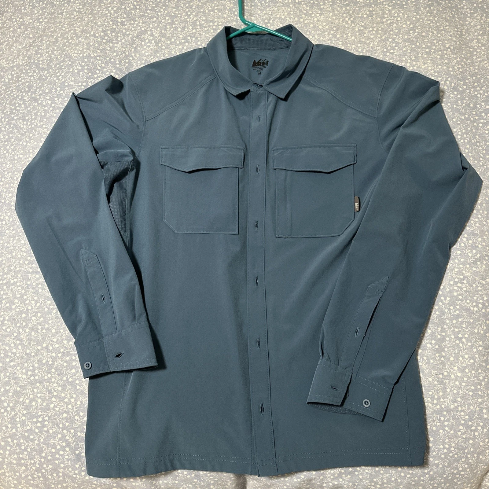 REI Men's Co-Op Screenline Button Down Shirt Medium, Blue, Stretch, Long Sleeve