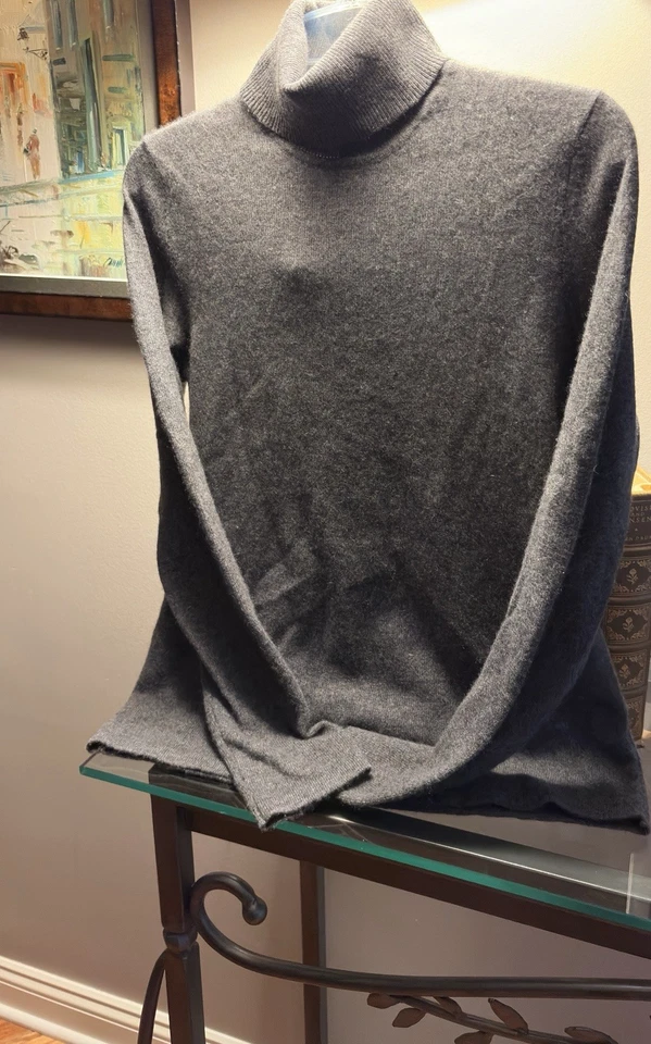 Diseño Vertical Gris Cachemira Cuello Alto Mujer Medio Contemporáneo Lujo Foto 3 de 4