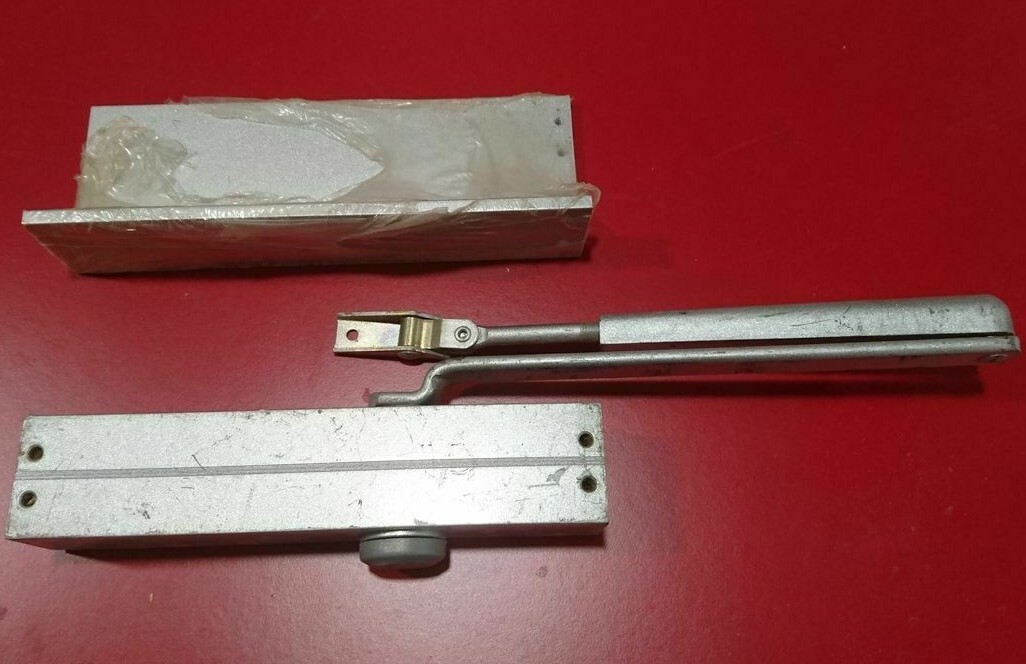 Ferme-porte GROOM GR150 avec plaque coudée pour porte d'immeuble et atelier