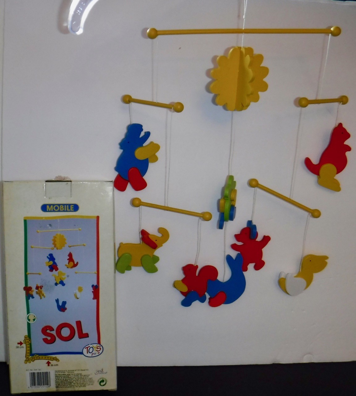 best colors for baby mobile