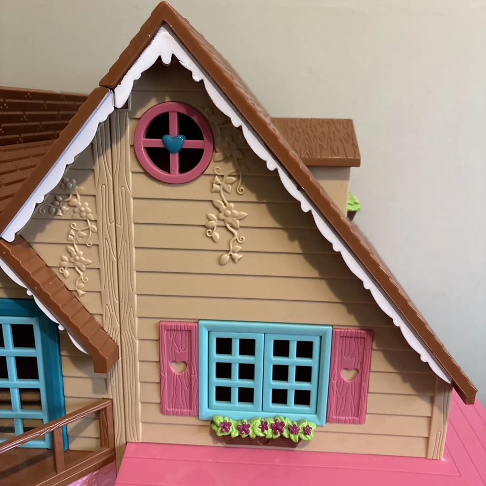 Lil’ Woodzeez Honeysuckle Hillside Cottage w/Furniture So Adorable And Fun - Image 3 of 4