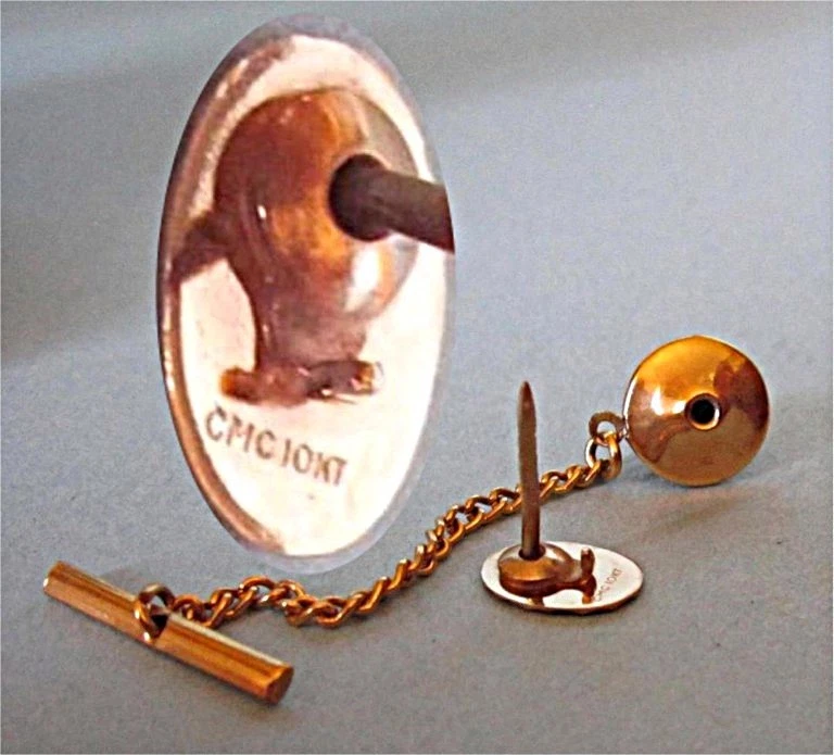 10 KT Gold Engraved "F" Tie Tack in Presentation Box - Image 2 of 3