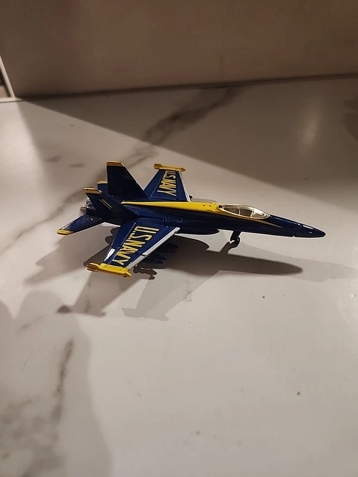 Maisto Die Cast Blue Angels F-18C Hornet - Imagem 2 de 4