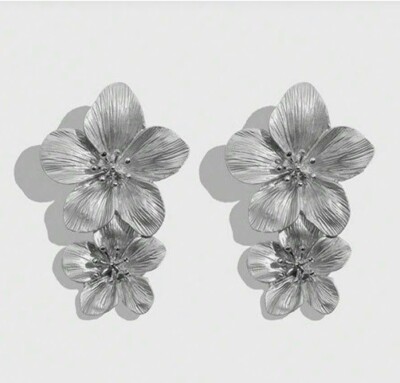 Zara 2 Silber Blumen Gänseblümchen Blütenblätter Statement Tropfen Ohrstecker Schnäppchenpreis