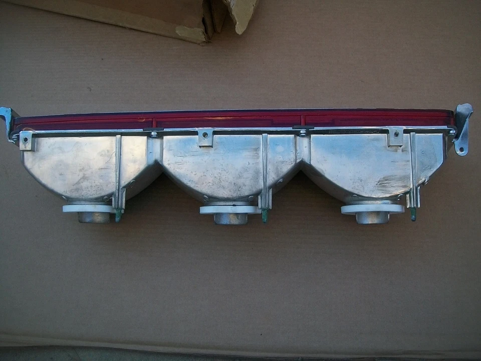 Новый из старых запасов MoPar 1974-1977 Plymouth Gran Fury LH задний фонарь в сборе для водителя - Изображение 4 из 4