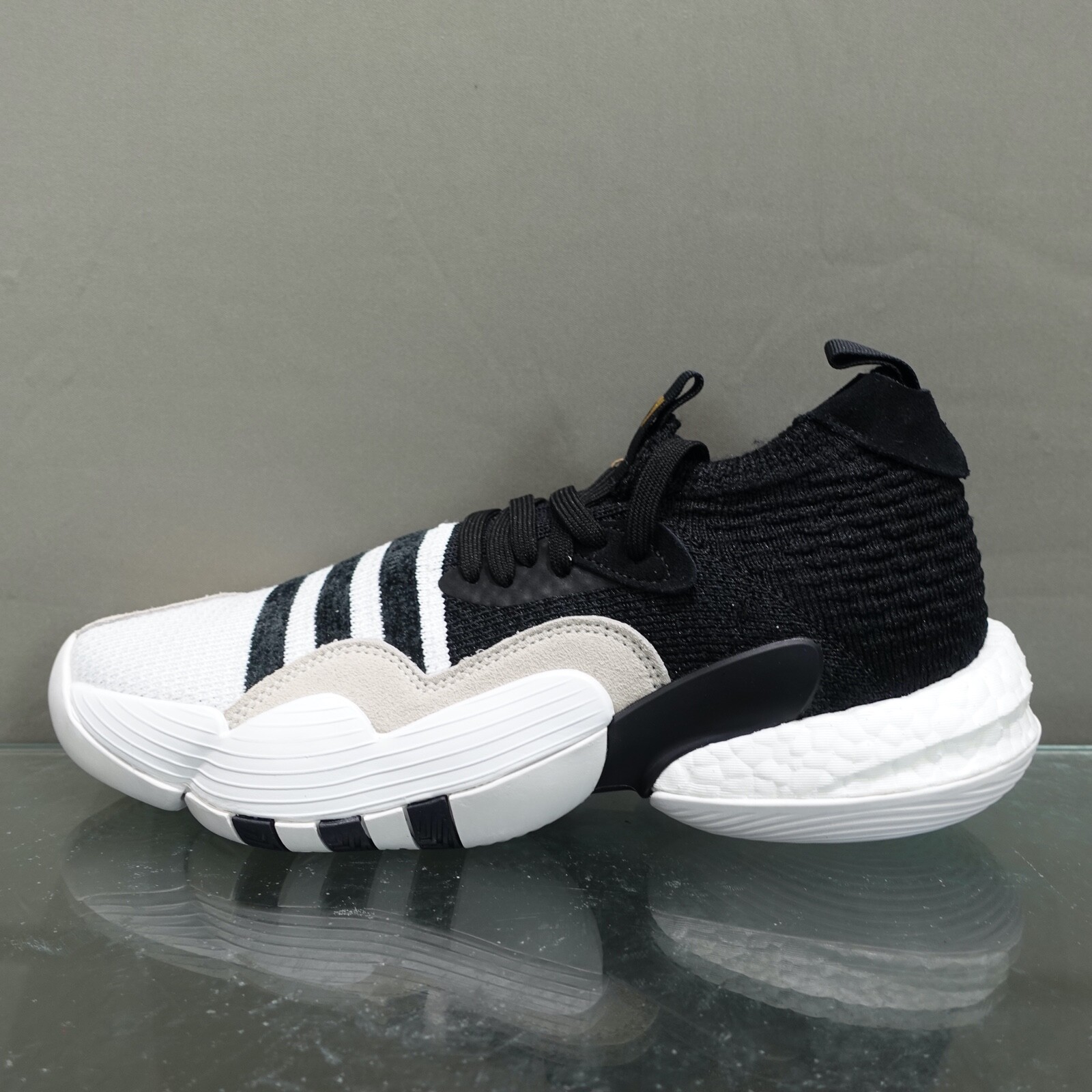 Кроссовки Adidas Trae Young 2 Мужские Размер 9,5 Баскетбольная обувь Черный, белый #477