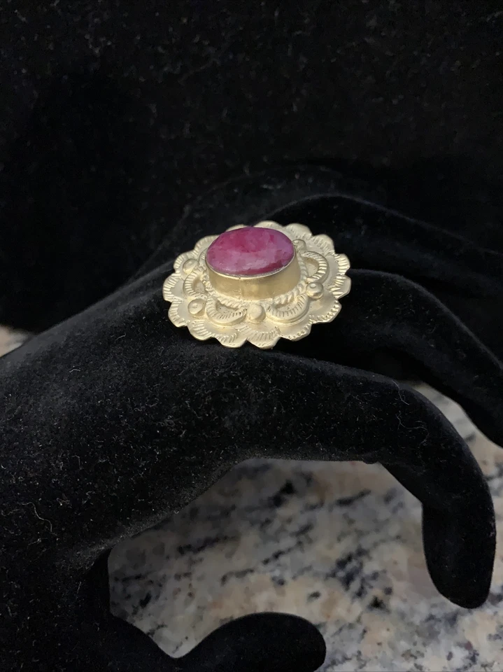 Anillo Rubí Natural con Latón Chapado en Oro Mate 14k Foto 2 de 4