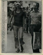 1972 Press Photo Jacqueline Onassis strolls on the streets in Capri, Italy