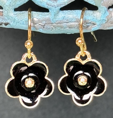 Kleine schwarze Hibiskusblumen und goldfarbene Ohrringe. Bloom - Bild 2 von 3