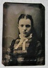 ANTIQUE TINTYPE PHOTO PORTRAIT OF A BEAUTIFUL YOUNG WOMAN WEARING A PRETTY DRESS