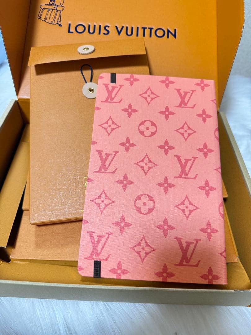 Louis Vuitton ピンクノート A5サイズ Louis Vuitton Agenda MM Vivienne Jane Pink Coral Day Planner