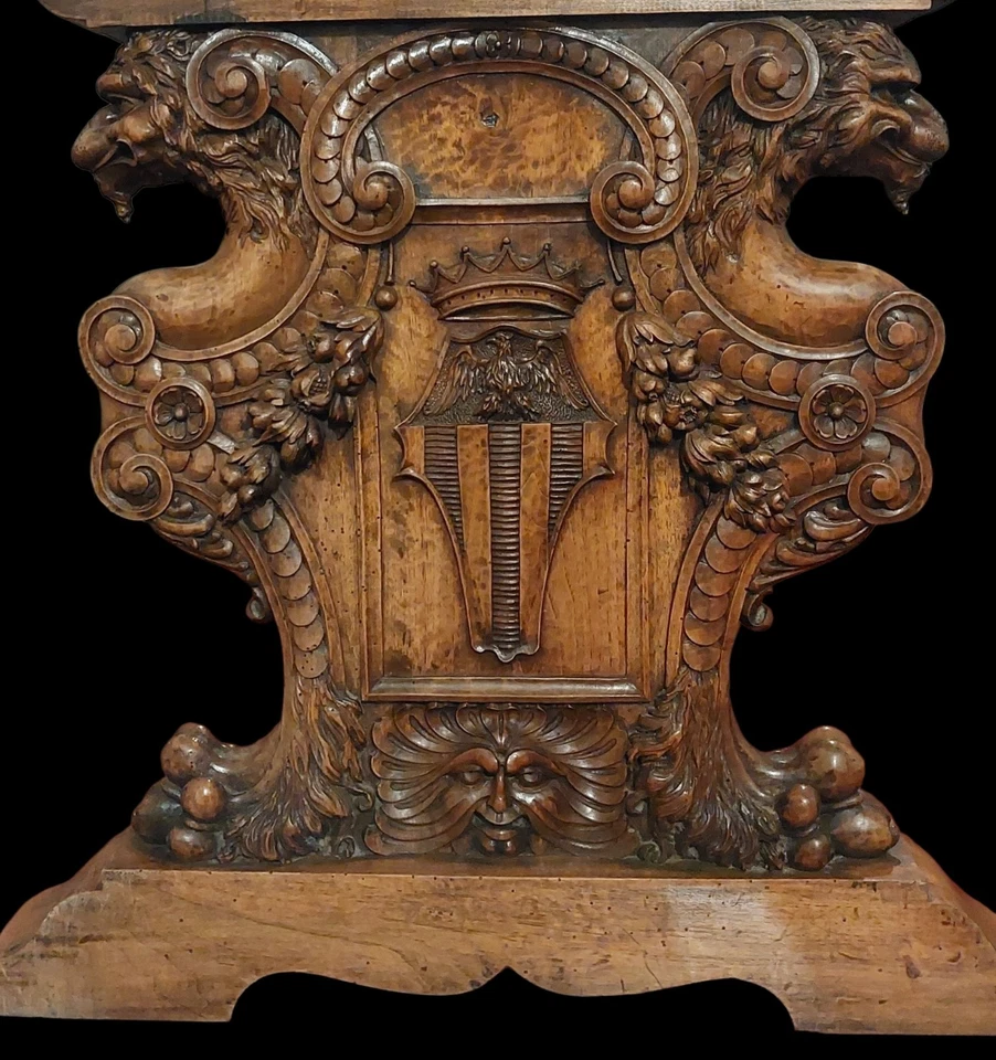 MESA FIGURATIVA VALENTINO BESAREL ITALIA 65” GÁRGOLA GRIFO FINO TALLADO NOGAL Foto 2 de 4